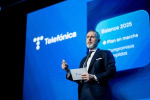 Telefónica pierde 338 millones por la venta de Chile y el ajuste en Alemania y reduce un 8,4% su deuda
