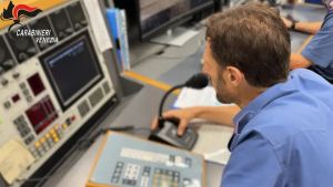 Vuole vedere i figli ma ha il braccialetto elettronico: papà in manette a Mestre