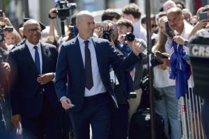 Football : en remplaçant Didier Deschamps, Zinédine Zidane de retour parmi les Bleus