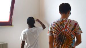 Gli studenti ridipingono gli spogliatoi vandalizzati, e una ditta offre il materiale gratis