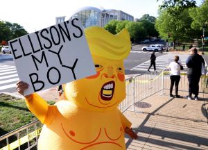 Concentration des médias : la famille Ellison, soutien de Donald Trump, empêchée de mettre la main sur Warner