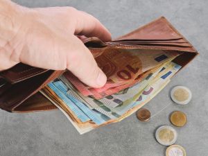 КНСБ поиска минималната заплата да скочи с поне 45%