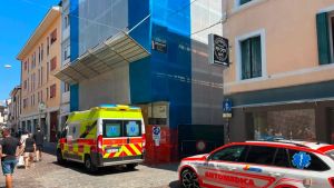 Pordenone, operaio precipita da quasi due metri in un cantiere: trasportato in ospedale in codice arancione