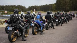 Stabio, maxi raduno motociclistico non autorizzato con tanto di impennate per strada: dieci denunciati