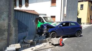 Con l’auto contro il muro a Pocenia: ferita una giovane coppia