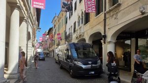 Pordenone, Ztl senza i varchi: auto e furgoni in sosta nei corsi tra i tavolini dei bar