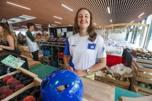 Elle vend des fruits aux Halles le matin et s’entraîne l’après-midi, la vie de débrouille d’une Paloise internationale de kayak pour le Kosovo