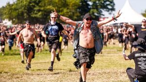 Metalheads stürmen das Infield des Wacken Open Air