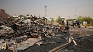 I sauditi partecipano a un raid anti iraniano assieme agli americani. La “pausa” isterica