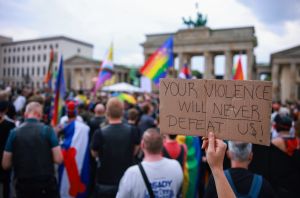 Para destruir o Ocidente, até terrorismo contra gays é permitido