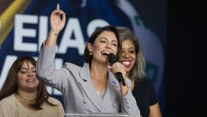 Assessor de Michelle apanha de direitistas nas redes por fazer o que todo assessor faz