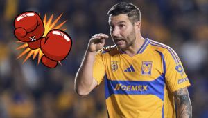¿Y eso? André-Pierre Gignac es visto encarando al árbitro en un partido de talacha