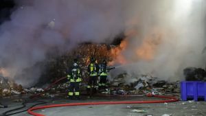 Vasto incendio vicino al termovalorizzatore di Trieste: in fiamme carta e spazzatura, un intossicato