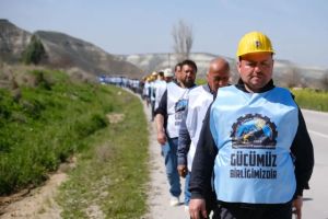 İşçilerin tepesindeki giyotin