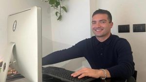 Samuele morto a Barcellona, doppia indagine. Il fermo, il contenimento e l’iniezione. La verità nei video di un negozio