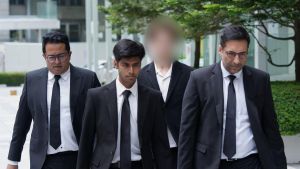 Singapur: Franzose wegen Trinkhalm-Streichs verurteilt