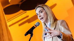 Ascoltare Silvia Salis sul dramma Ilva