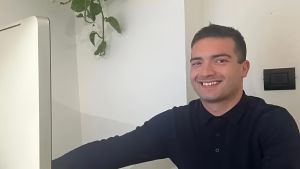 Samuele morto a Barcellona, doppia indagine. Il fermo, il contenimento e l’iniezione. La verità nei video di un negozio