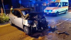 Jesolo, auto carica di ragazzi finisce contro un camion di Veritas