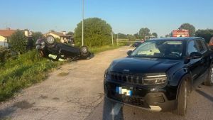 Schianto tra quattro auto sul lungo argine a San Donà, una si rovescia