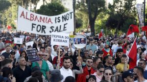 Organizacije za slobodu medija zabrinute: Novinari u Albaniji izloženi policijskim opstrukcijamai napadima tokom protesta protiv Kušnerovog projekta