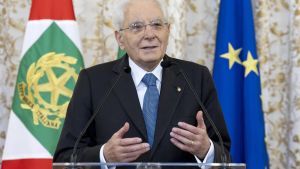 Mattarella sfida i finti pacifisti