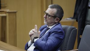 Slitta il voto alla Camera sulle chat di Delmastro. Il caso torna in Giunta autorizzazioni