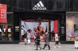 El Mundial dispara las ventas de Adidas... y hunde su beneficio en bolsa