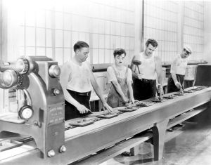 90 ans après « les Temps modernes », « l’usine à colis a remplacé l’usine à boulons » : entretien avec David Gaborieau, sociologue du travail