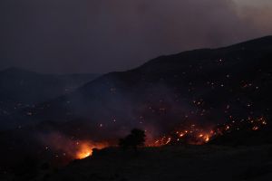 Μπροστά στη φωτιά έγιναν γίγαντες της ψυχής