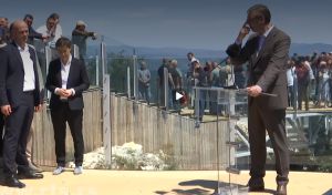 Otvoren stakleni vidikovac na Kablaru, Vučić kaže – može da izdrži i 150 tona