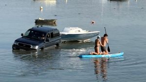 Ein Boot auf Abwegen: Landwirt schleppt Autofahrer aus dem Untersee