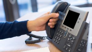 La truffa del 112 agita l'estate degli italiani: se richiami rispondono i falsi carabinieri. Come capire se il tuo telefono è sicuro