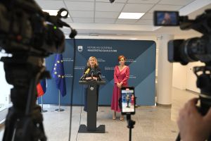 (ČRTICE IZPOD PECE) Z ognjem in mečem nad medije in novinarje: Novinarstvo je eno, novinarstev ni več