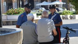 «Sono caduta, mi dovete aiutare»: la telefonata truffa con la voce dell’amica