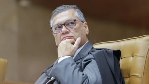 Regularização fundiária: Flávio Dino mete os pés pelas mãos