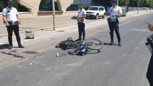 Scontro tra auto e bici in via Pisacane, anziano trasferito a Torrette in codice rosso