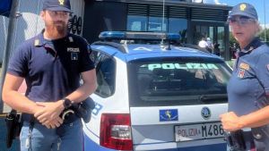 Il furto all’Autogrill di Dorno ripreso col telefonino: incastrati i due ladri filmati mentre rubano da un’auto parcheggiata
