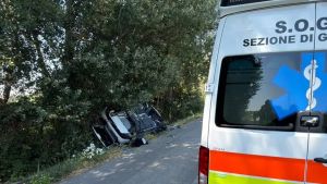 Perde il controllo dell’auto e finisce in un fossato a Fossalon: ferito