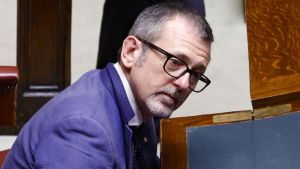 Lo Voi con una lettera fa saltare il voto su Delmastro (che alla fine invia ai pm le sue chat)