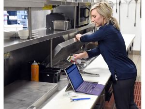 Opinion: How a public health inspector chooses a restaurant Choosing a restaurant has never been easier. Everyone with a smartphone can find information about restaurants in seconds.