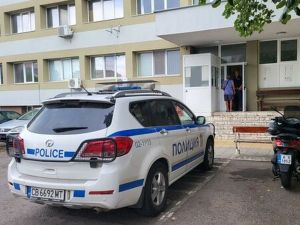 Пико под стелката и дрогиран зад волана: Двама арестувани в Поморие