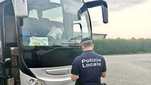 Controlli sulle navette dei pendolari: multe a tre autobus per 20mila euro