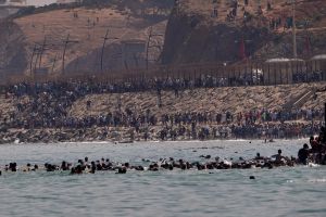 Σκηνές χάους στη Θέουτα: Τουλάχιστον 9 νεκροί μετανάστες – Η Μαδρίτη στέλνει στρατιωτικές ενισχύσεις [εικόνες – βίντεο]