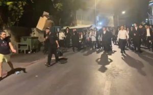 Off-duty soldiers, Border Police attacked in Jerusalem by dozens of Haredi males