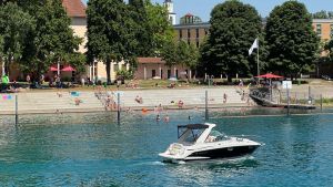 Schwerer Unfall am Rheinkilometer Null in Konstanz: Jugendlicher auf SUP gerät an Motorboot-Schraube