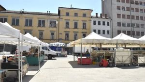 Il mercato svuotato di piazza XX Settembre a Udine: «Affari crollati, non c’è più nessuno»