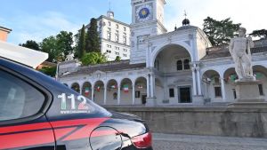 Ruba una bottiglia di vino al supermercato e aggredisce i carabinieri: arrestato a Udine