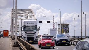Duizenden vrachtwagens rijden onbeboet over Merwedebrug