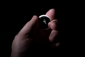 Des lunettes espionnes à la mise à nue par l'IA : la panoplie croissante d'outils d'abus facilités par la technologie
